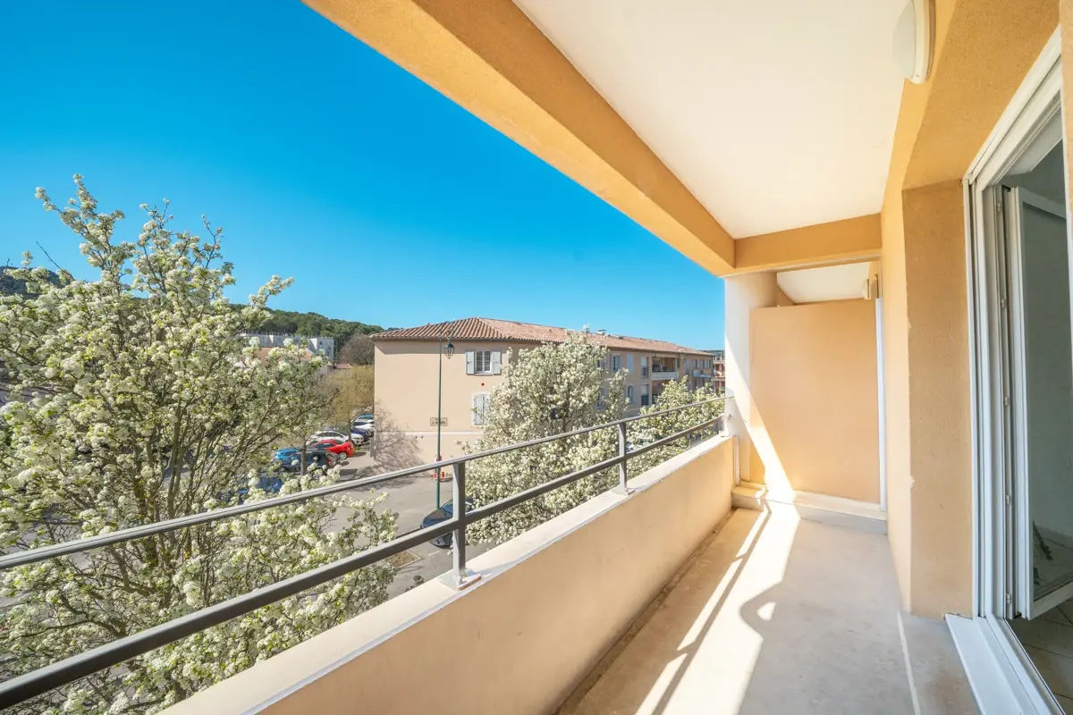 Photo 1 - Appartement 3 pièces avec balcon et box fermé - La Roque d'Anthéron 