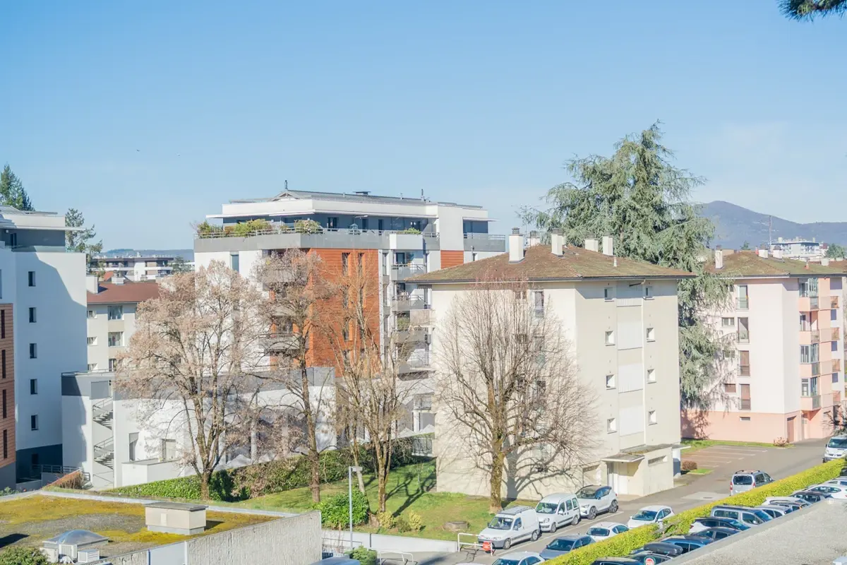 Photo 2 - Appartement 3 pièce(s) - Emplacement rare - Copropriété entièrement rénovée - garage disponible en sus - à Annecy-le-Vieux (74940)