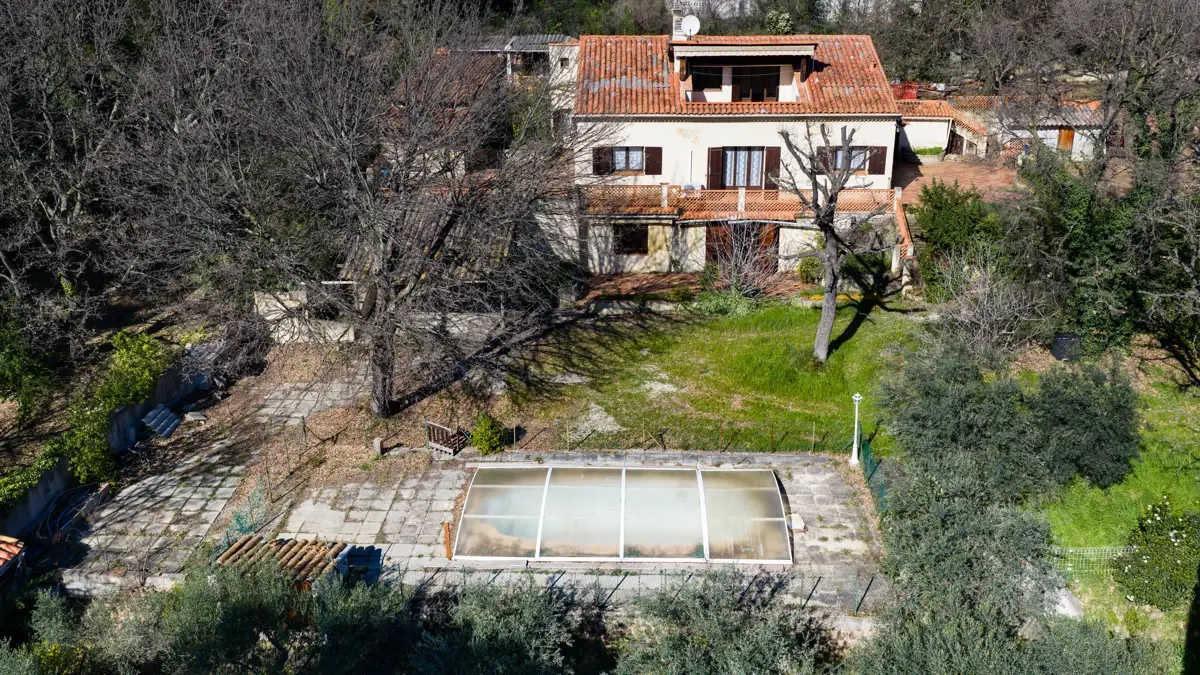Photo 1 - Éguilles – Propriété à réinventer sur 2 500 m² de terrain avec piscine !