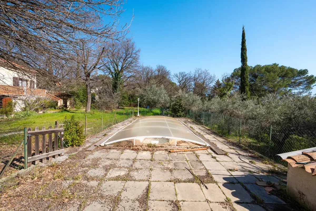Photo 3 - Éguilles – Propriété à réinventer sur 2 500 m² de terrain avec piscine !