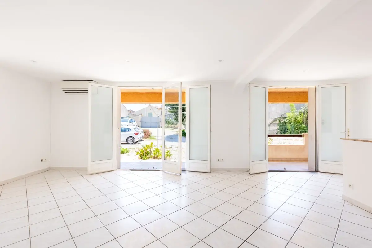 Photo 3 - Exclusivité appartement 3 pièces en Rez de jardin +2 places de parking privatives  à La Ciotat (13600) avec terrasse et jardin   