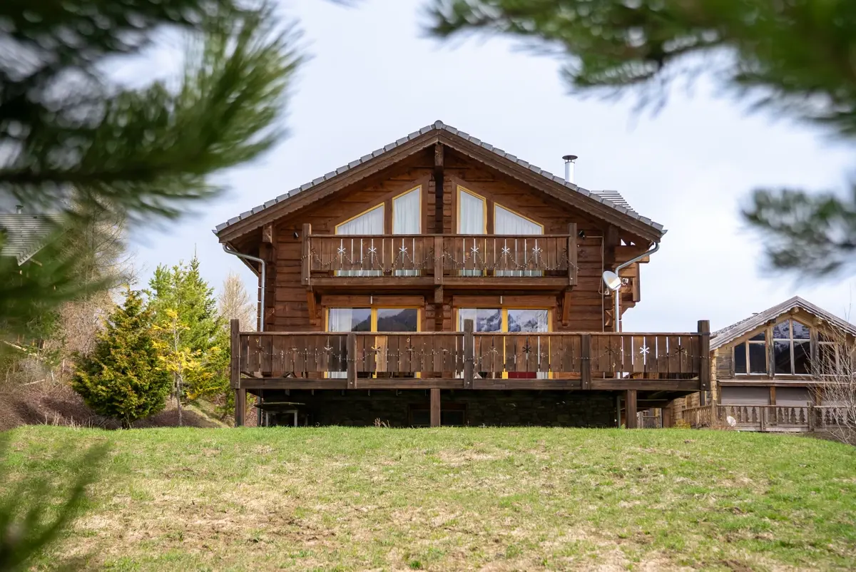 Photo 1 - Chalet de type 7 en madrier de 240m² sur une parcelle de 1500m² à La Joue du Loup