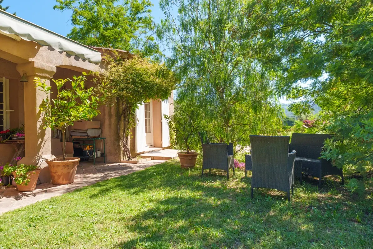 Photo 2 - Une villa de plain-pied style mas provençal de 172 m² sur une parc plat de 5 000 m² avec piscine.