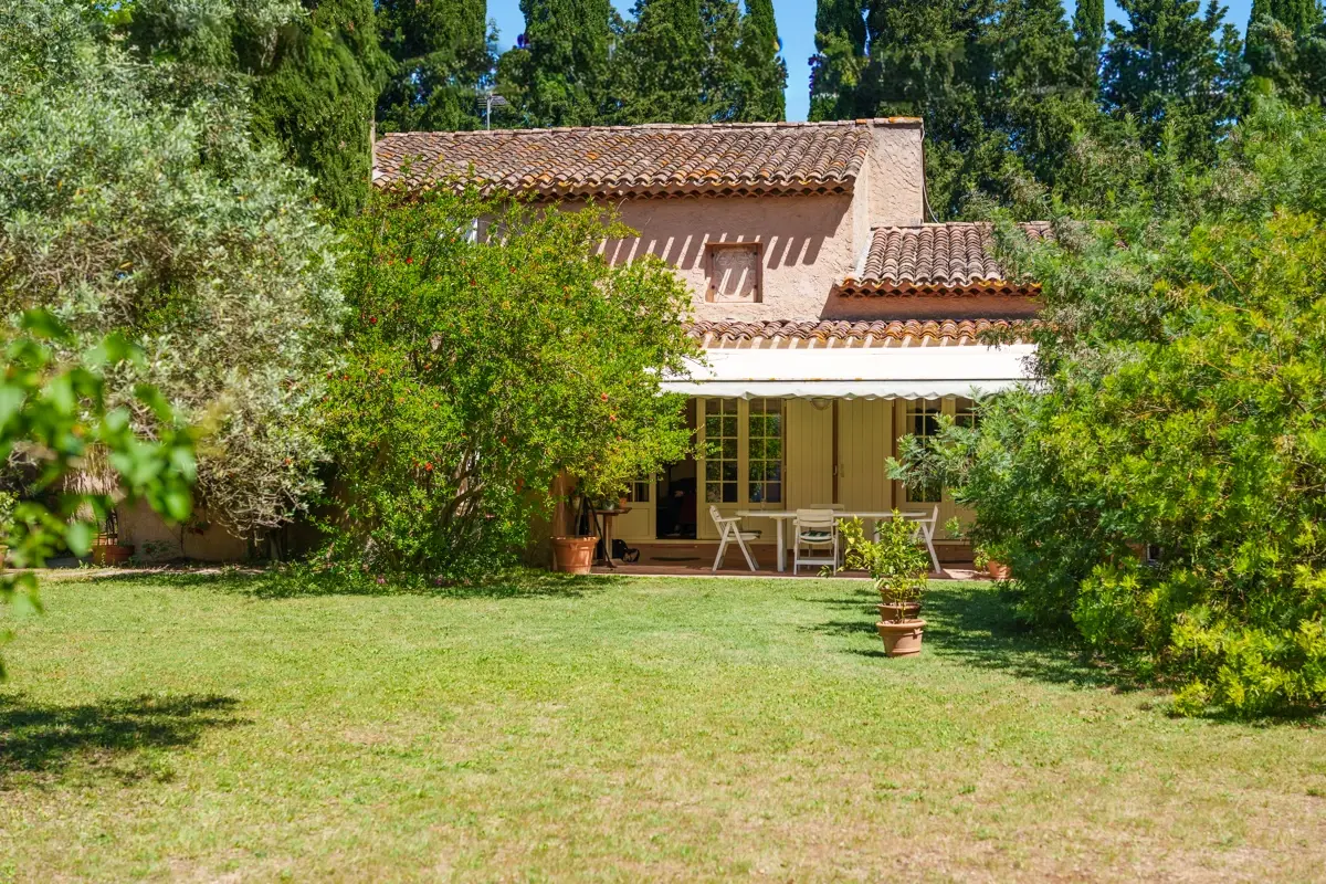 Photo 1 - Une villa de plain-pied style mas provençal de 172 m² sur une parc plat de 5 000 m² avec piscine.
