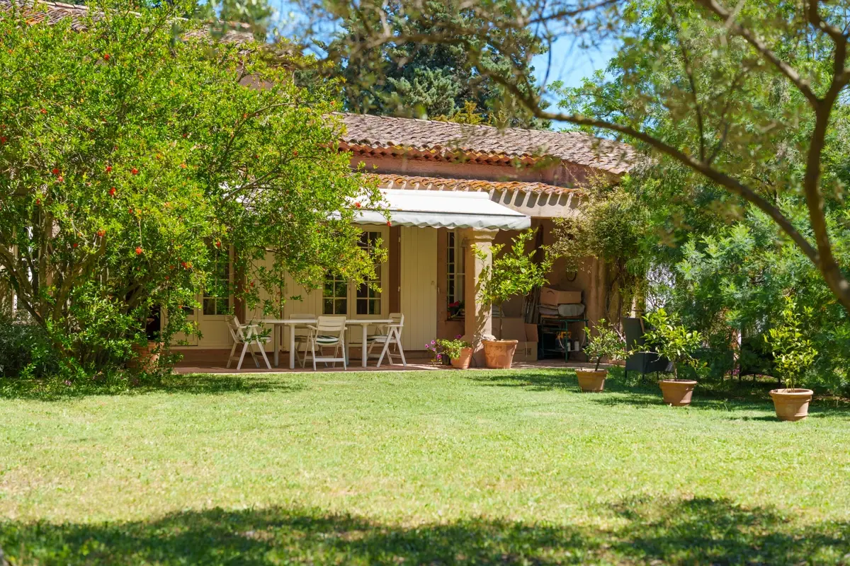 Photo 3 - Une villa de plain-pied style mas provençal de 172 m² sur une parc plat de 5 000 m² avec piscine.