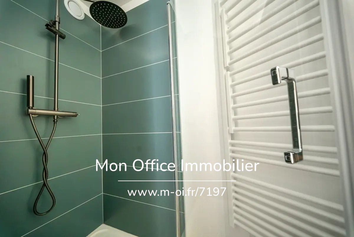 Une villa de plain-pied style mas provençal de 172 m² sur une parc plat de 5 000 m² avec piscine. — 22