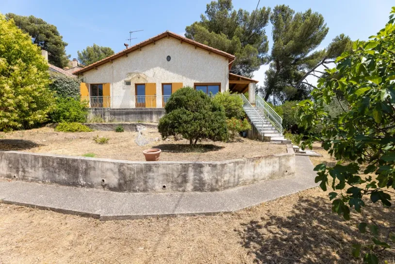 Maison aux volumes généreux - Piscine calme absolu - 13510 EGUILLES — 2
