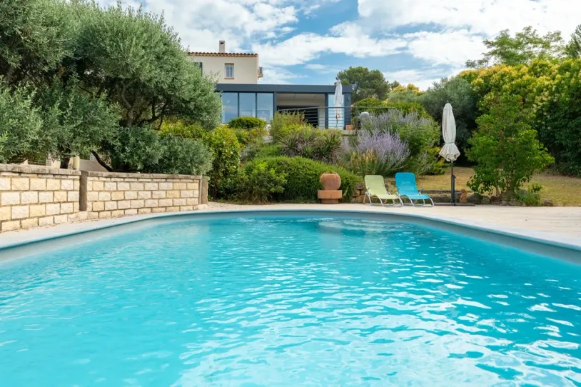 Maison aux volumes généreux - Piscine calme absolu - 13510 EGUILLES — 2