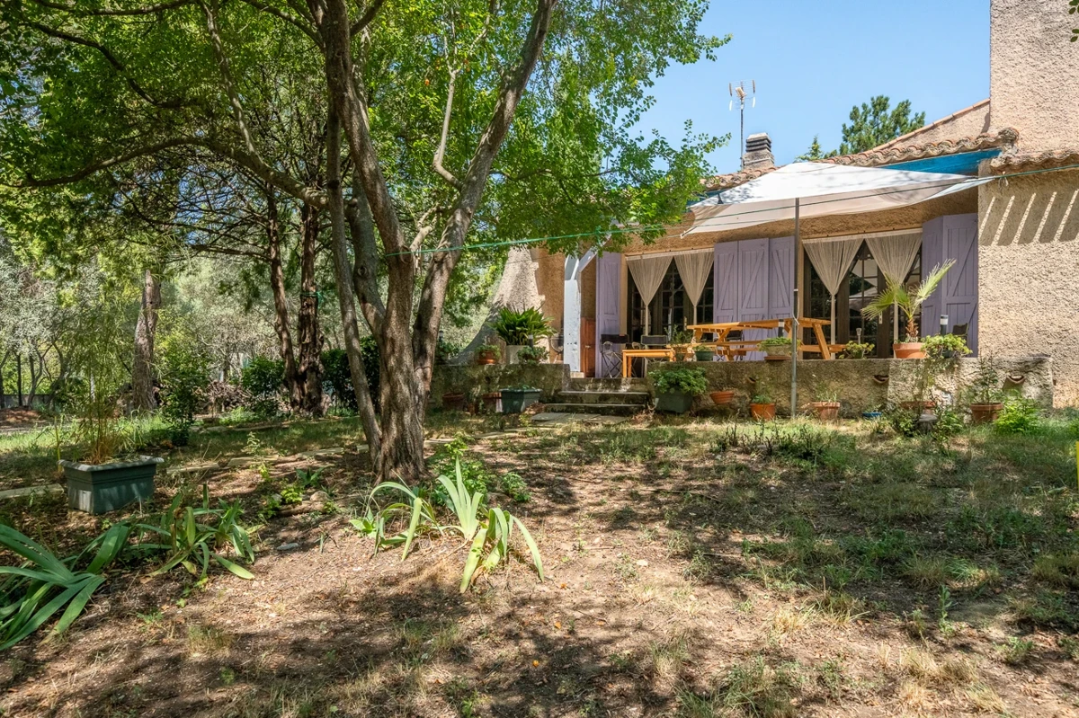 Photo 2 - Villa de 5 chambres, terrain piscinable dans un environnement calme et privilégié à Eguilles