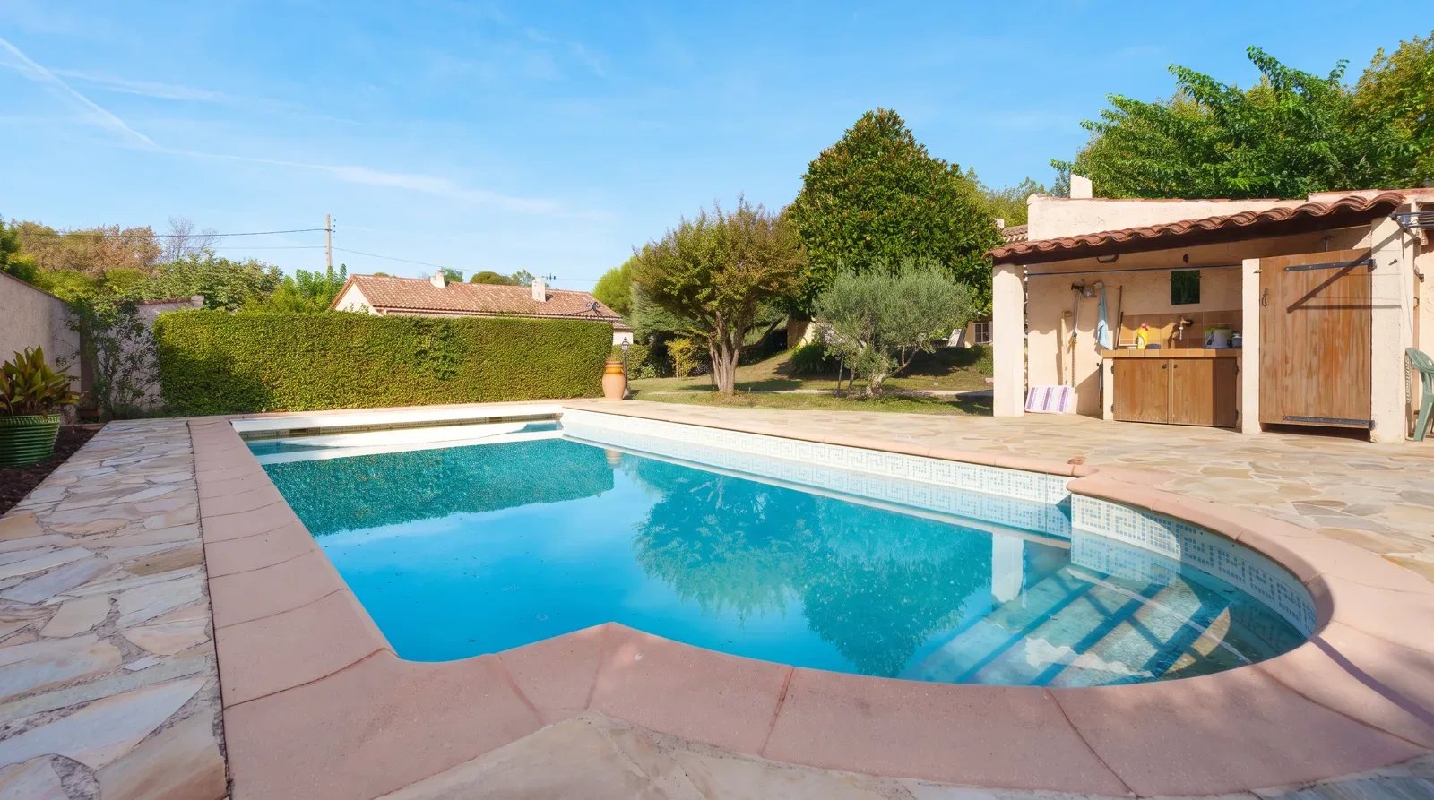 Photo 1 - Maison 5 pièces terrain 1089 m² avec piscine au calme absolu