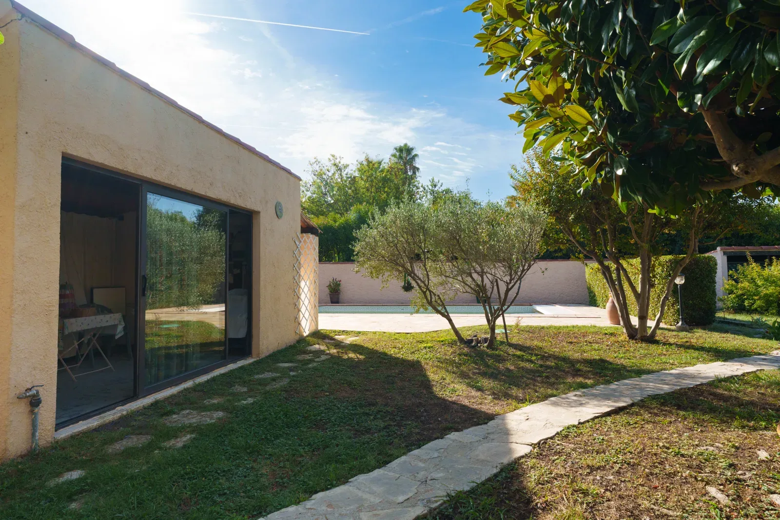 Photo 2 - Maison 5 pièces terrain 1089 m² avec piscine au calme absolu