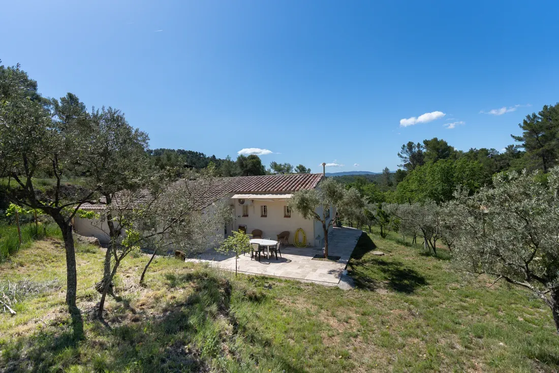 Photo 4 - Maison de plain-pied à Varages (83670): VENDUE / 2 suites +  cabanon/studio - oliveraie- calme absolu- vue dominante et dégagée 