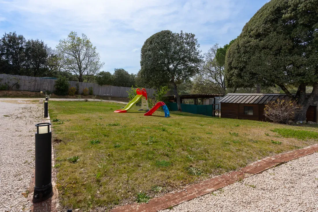 Photo 5 - Maison de plain-pied à Jouques (13490) VENDUE: séjour avec mezzanine- 5ch + bureau - piscine- cabanons- calme