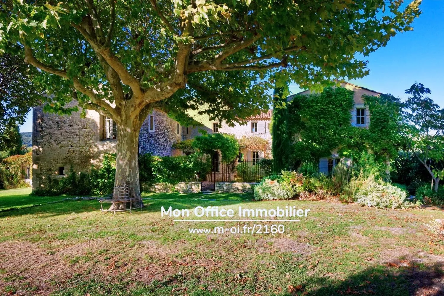 Photo 2 - VENDUE - 04110 - Parc du Lubéron - Vente Propriété - 10 pièces - 6,5ha - 670m2 - Piscine - carrière 
