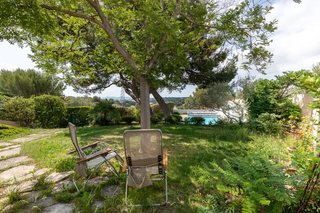 Photo 4 - Villa 5 pièce(s)VENDUE/Les Pennes-Mirabeau (13170): 3 chambres - 2 salles d'eau- piscine- grenier aménagé- cellier- vue dégagée