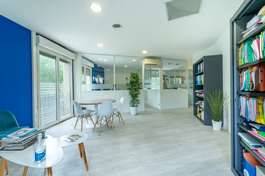 Photo 4 - Immeuble de bureaux et locaux pro. en pleine propriété avec parking 