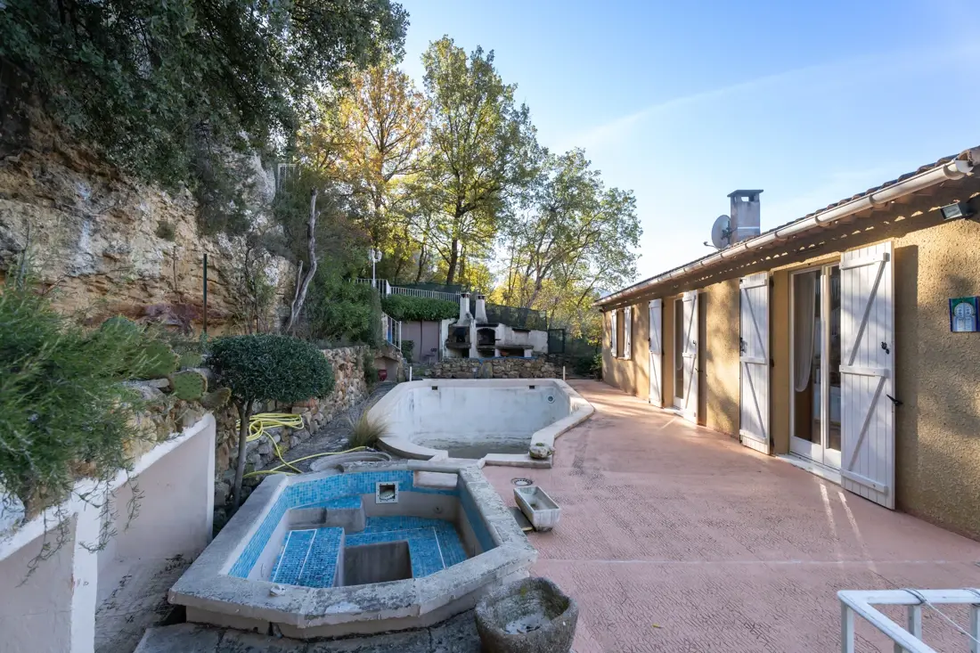 Photo 1 - Maison Vendue - centre village à pied- Jouques(13490): 3 chambres- cuisine d'été- piscine+jacuzzi- sous-sol 150m2-