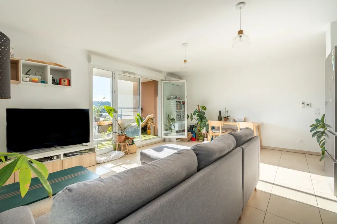 Photo 3 - Appartement T3 65m2 + parking + garage double + terrasse + centre ville à pied + Gardanne + calme