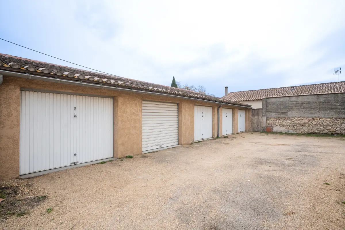 Photo 2 - ensemble de 12 garages et 4 places de stationnement