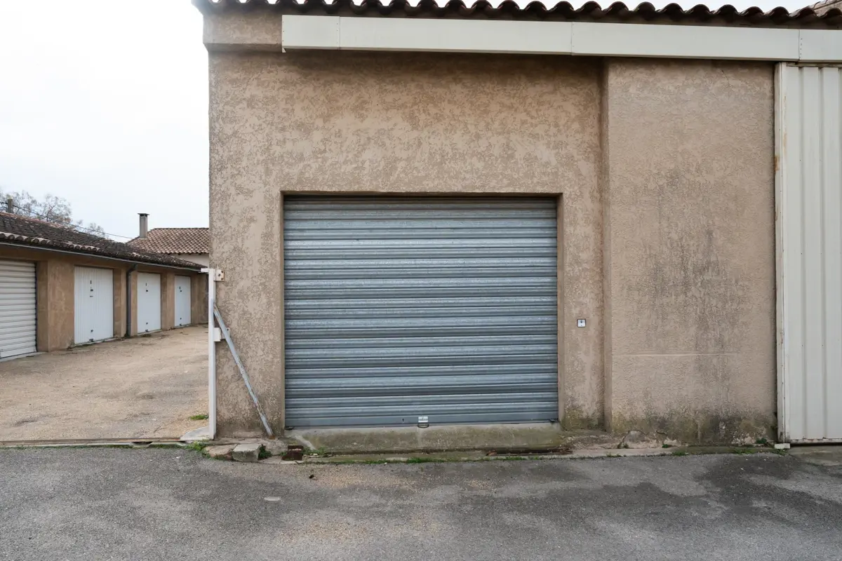 Photo 4 - ensemble de 12 garages et 4 places de stationnement