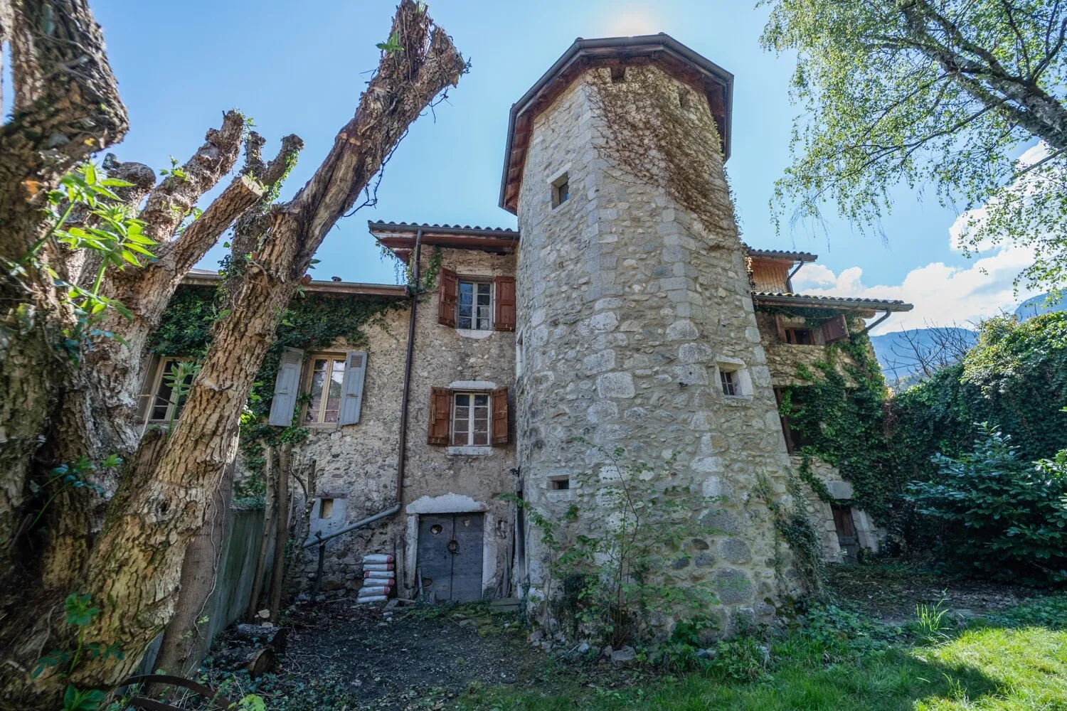 Photo 2 - Maison 10 pièces à Chapareillan - 8000m2 d'extérieur - Grange - (38530)