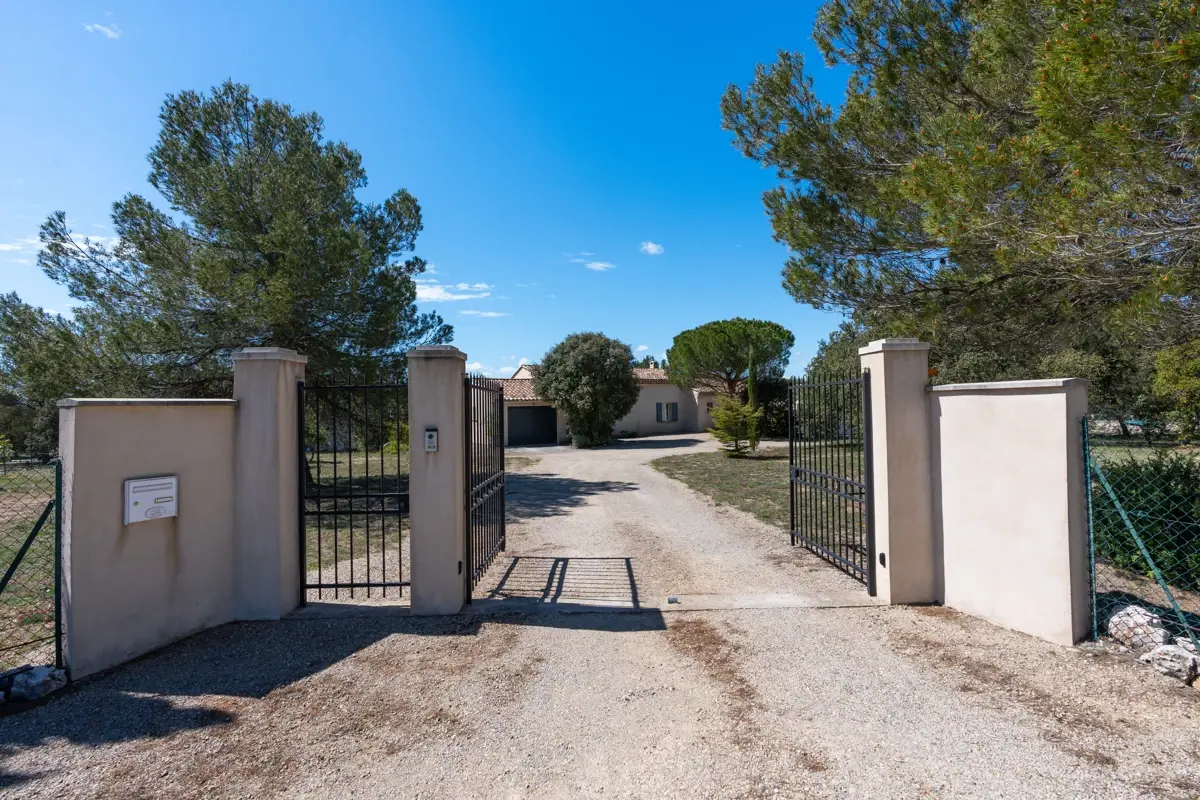 Photo 2 - Maison de plain-pied/ VENDUE/ La Verdière (83560): 3 chambres + dressing, 2 salles d'eau, buanderie + 2 garages.