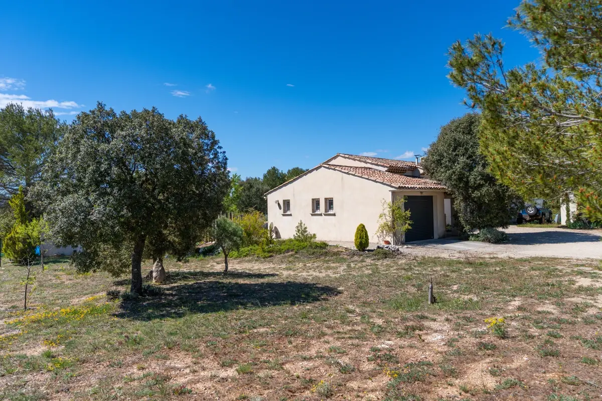 Photo 3 - Maison de plain-pied/ VENDUE/ La Verdière (83560): 3 chambres + dressing, 2 salles d'eau, buanderie + 2 garages.