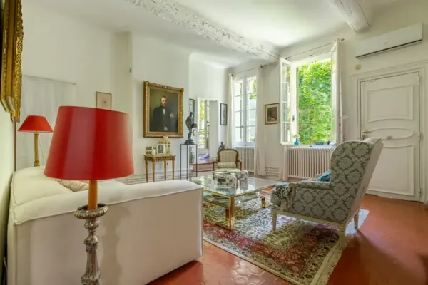 Appartement bourgeois 4 pièces, secteur Palais, au calme 