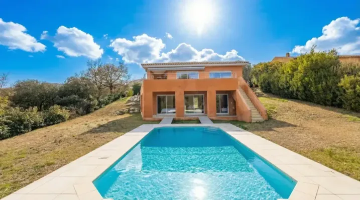 Maison 5 pièces avec piscine dans résidence sécurisée 