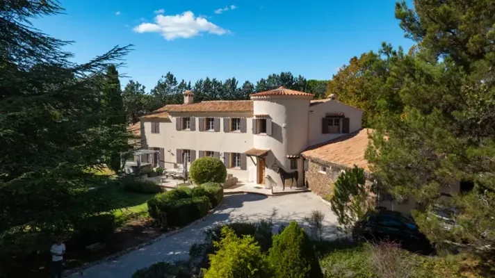 Mas de prestige 305 m2 avec 4 suites, piscine, jacuzzi et par...