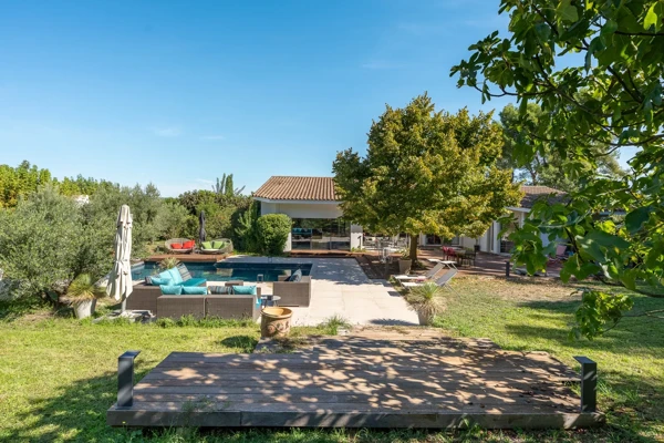 Maison 10 pièces - 5 chambres - deux studios - piscine - 380m...