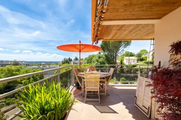 Appartement 4 pièces, dernier étage avec grande terrasse, gar...