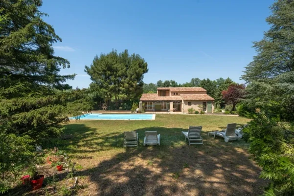 Villa avec piscine, garages et studios indépendants