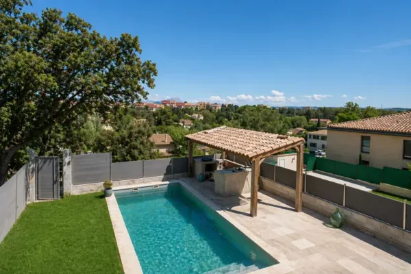 Maison T5 de 107 m² sur terrain de 527 m², piscine et vue sur...