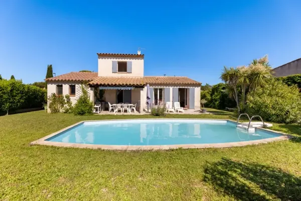 Maison 5 pièces de 115 m² avec piscine et garage