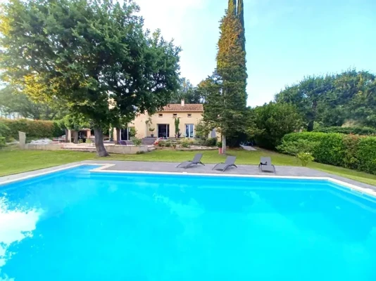Maison aux volumes généreux - Piscine calme absolu - 13510 EG...