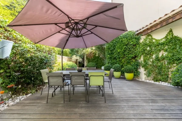 Superbe appartement entièrement rénové avec jardin et garage ...
