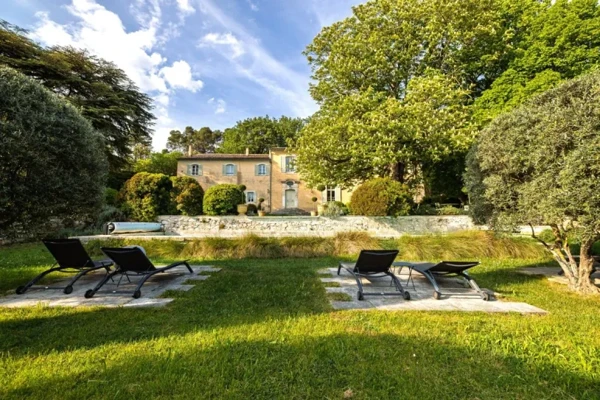 Bâtisse 17ème avec deux bastides, 5 appartements - Parc sur 1...